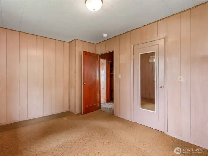 Second bedroom.