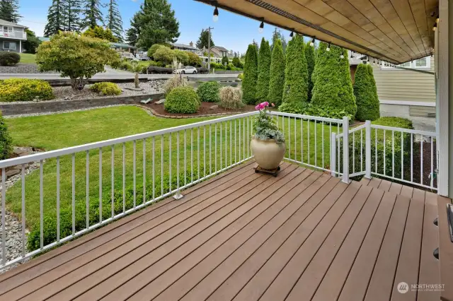 spacious deck in front