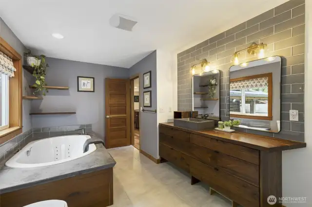 Main level full bath with jetted tub.