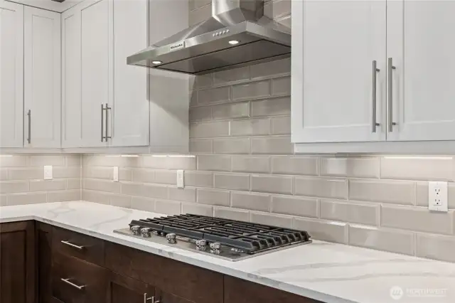 5 Burner natural gas stove top. Photos are for representational purposes only.  Colors and options may vary.