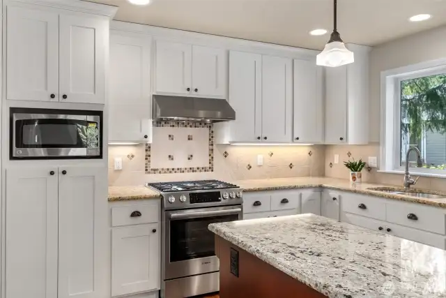 Crown molding, gas stove, tile backsplash..... the list goes on!