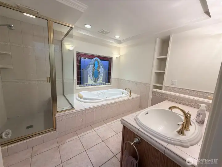 Very large 5-piece bathroom.