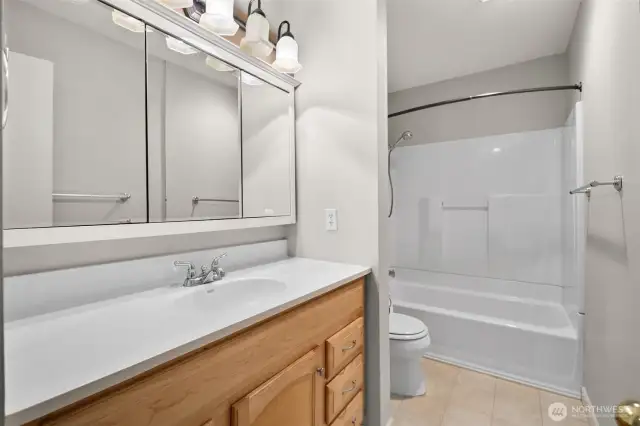 UpstairsBeautiful and Spacious Bathroom