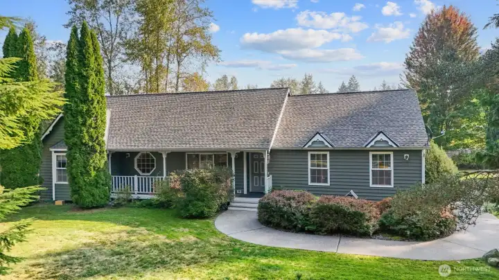 LOVLEY HOME ON A 4.5 ACRE LOT.