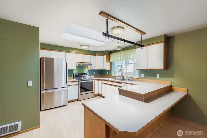 ATTRACTIVE KITCHEN WITH WELL DESIGNED MODERN LAYOUT.