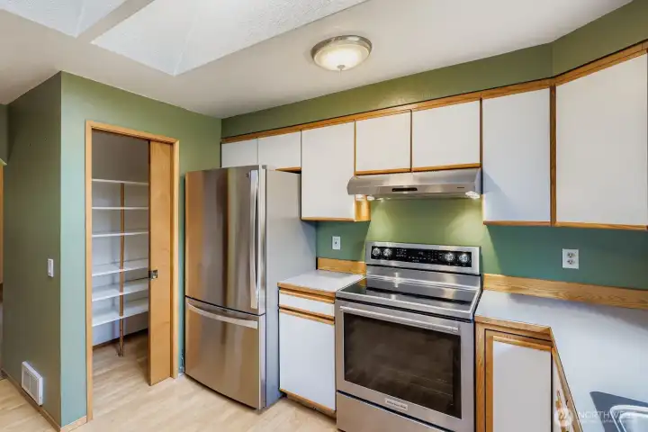 FUNCTIONAL KITCHEN – ALL APPLIANCES COME WITH THE HOME.