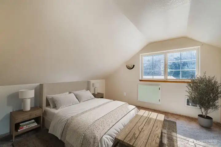 FUN FOURTH BEDROOM UPSTAIRS IN THE LOFT.