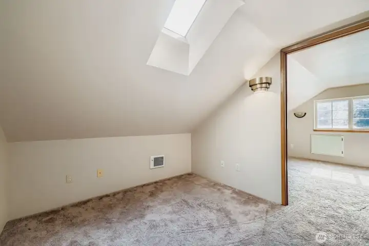 EXTRA ROOM/OFFICE UPSTAIRS IN THE LOFT.