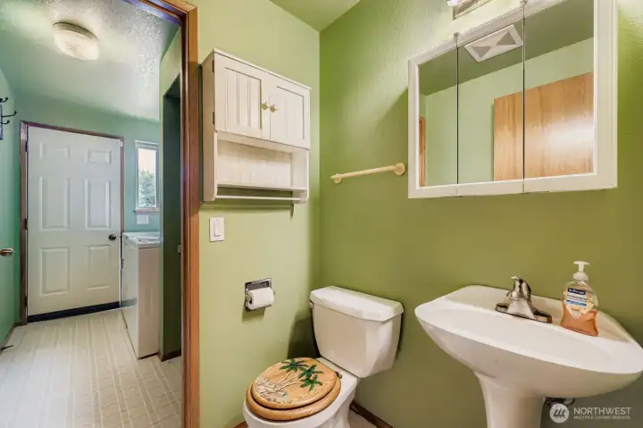 SMART HALF BATHROOM DOWNSTAIRS – PERFECT FOR FAMILY OR GUESTS.