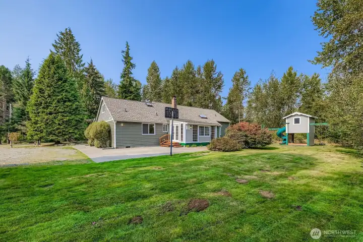 SPORTS COURT & LARGE FENCED BACK YARD – PERFECT FOR PLAY OR PETS.