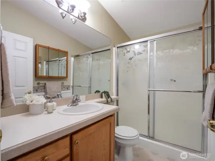 The full bath in the hall way gives your guest everything they need.