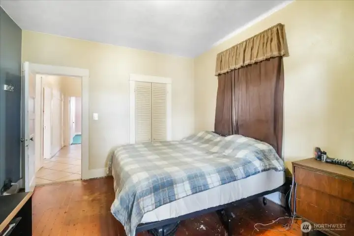 Large bedroom number 2