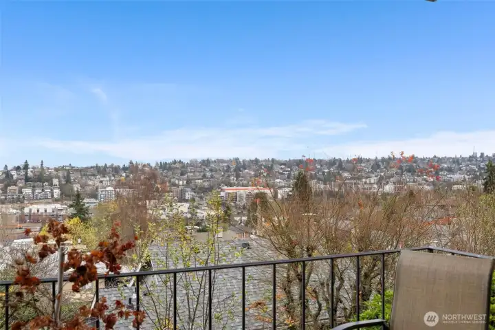 Front-row seats to wide-open neighborhood and city vistas, day and night.