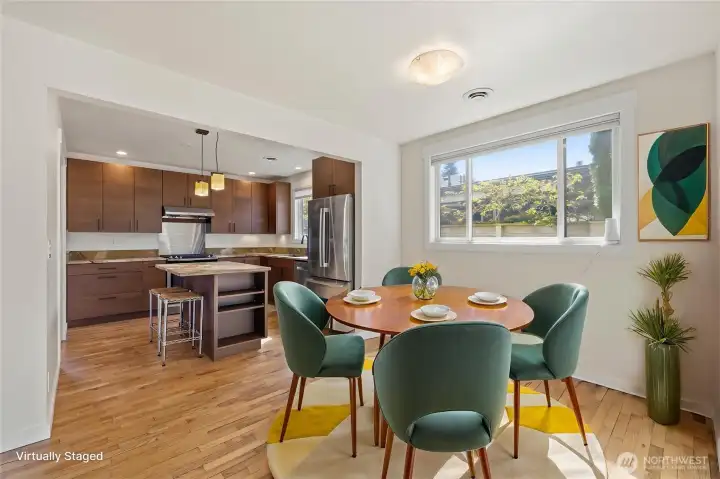 Virtually staged dining room