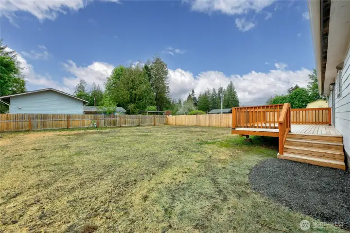 Huge fully fenced back yard