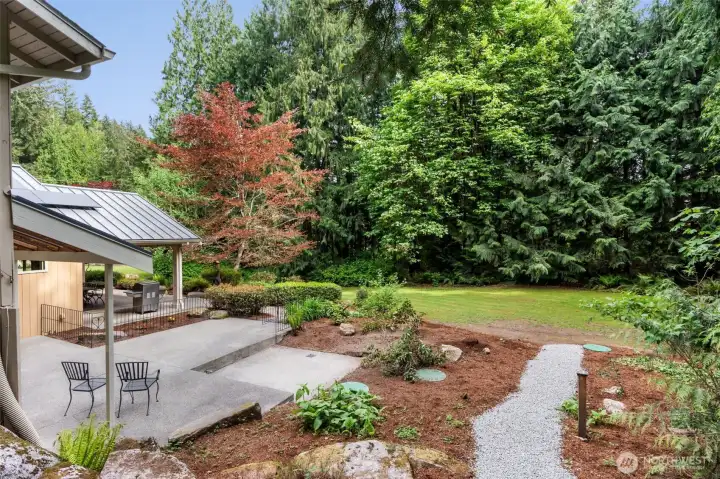 Beautifully landscaped side yard