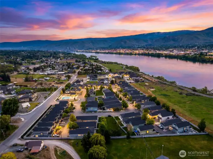 Path to Loop Trail and Columbia River