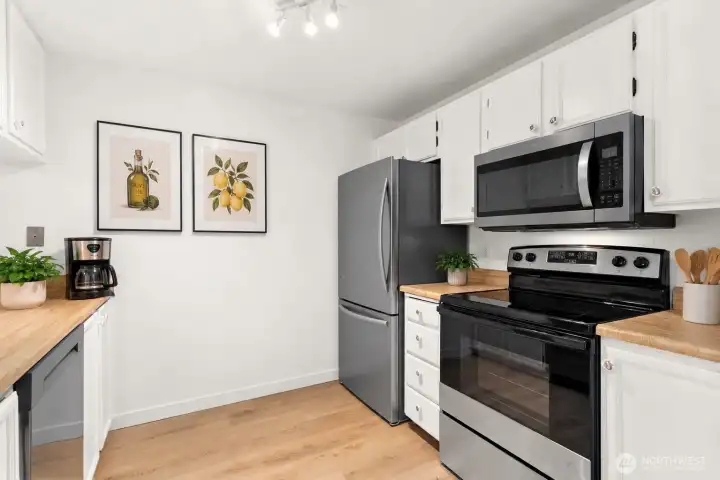 Virtually staged kitchen with newer appliances (last 18 months)! Virtually staged kitchen with newer appliances (last 18 months)!