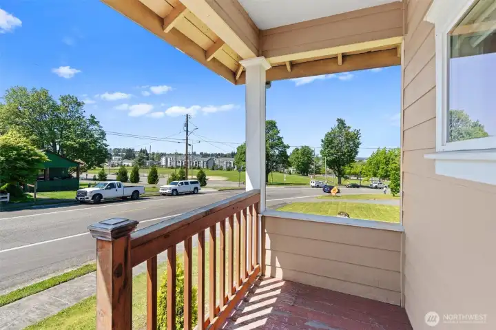Nice covered front porch.