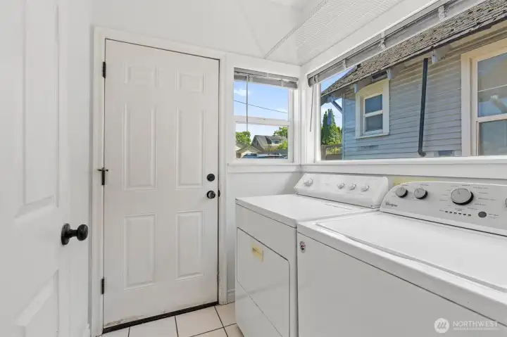 Full size washer & dryer that stay with the home.