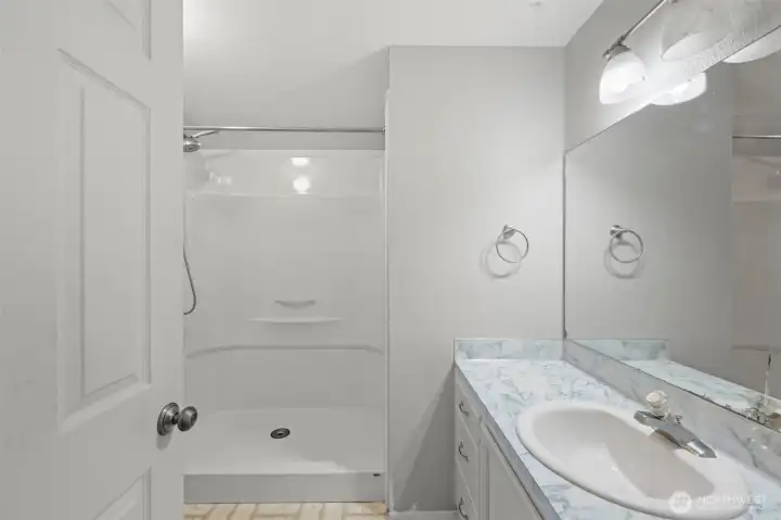 Main Bathroom Main Bathroom