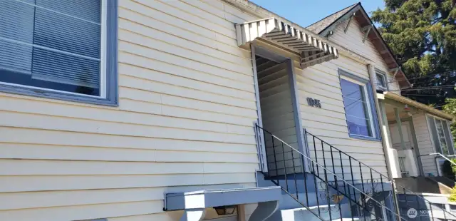 2 Units have an exterior entrance-4 units have an interior entrance