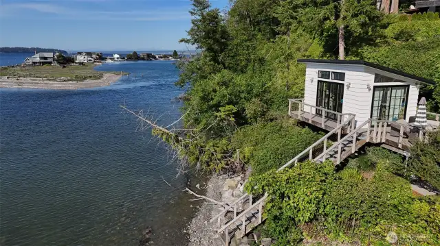 A Bainbridge Island Architectural Waterfront Masterpiece.?Introducing 9844 Northeast Lafayette Avenue—where thoughtfully designed interior spaces blend with the natural beauty of the Puget Sound.