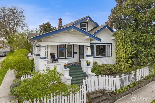 Welcome to this charming Craftsman!