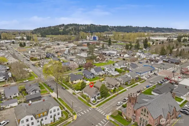 Living here is a commuters dream, minutes to the Sounder Station & HWY167.