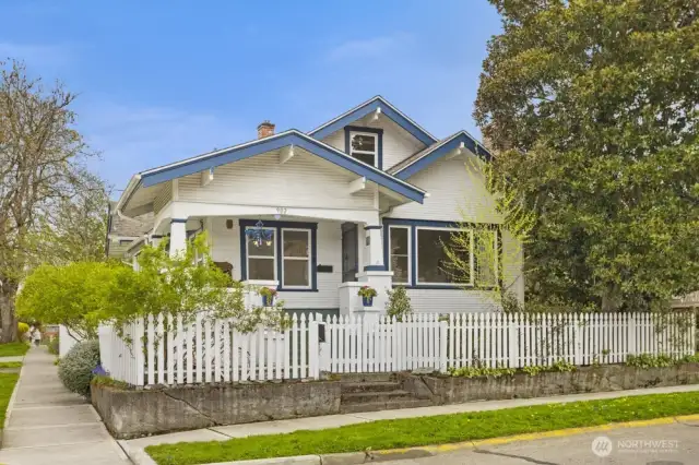 Effortless charm. Everyday convenience. Downtown Sumner at its best! Don't miss making this home YOURS!