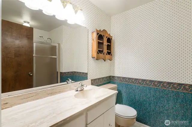 Hallway full bath on the main level