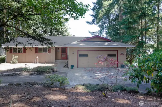 Front view of the home from Long Lake Dr. It has been well kept over the years.