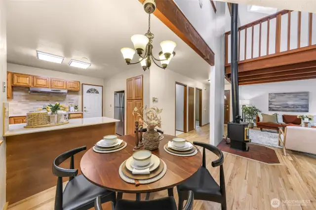 Positioned between the kitchen and living room, this cozy dining space is designed for connection. Wood tones and soft light make it ideal for casual meals or evening gatherings.
