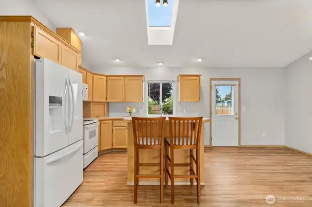 Newer appliances included!