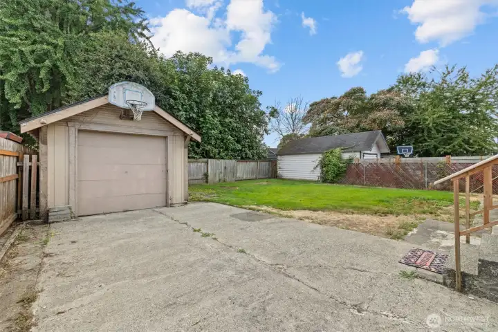 Nice, level fully-fenced yard.