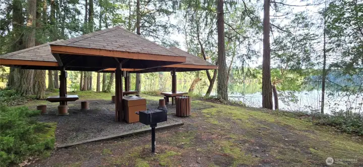 Picnic & BBQ area at Clear Lake.