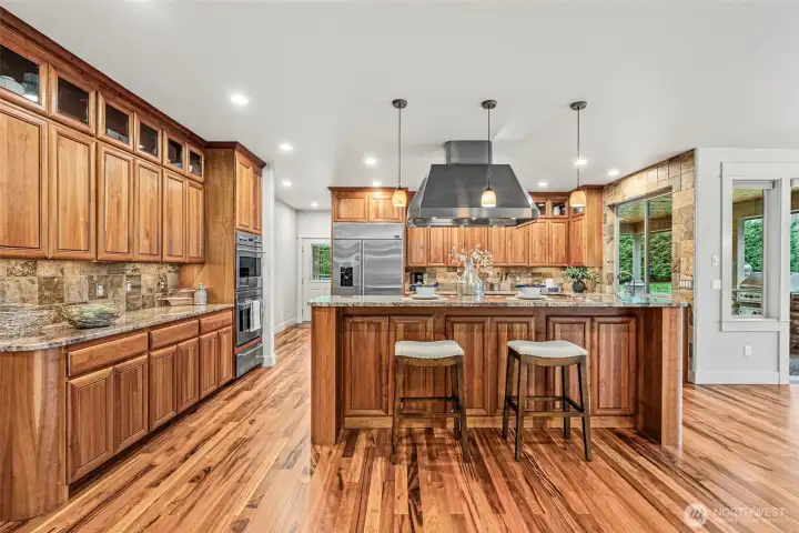 Breakfast Bar Easily Accommodates 4!