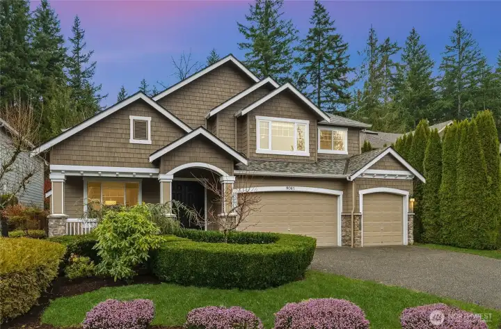 Beautifully maintained Murray Franklyn home in sought-after Parkside neighborhood of Redmond Ridge
