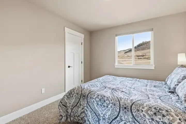 2nd Bedroom Upsrtairs