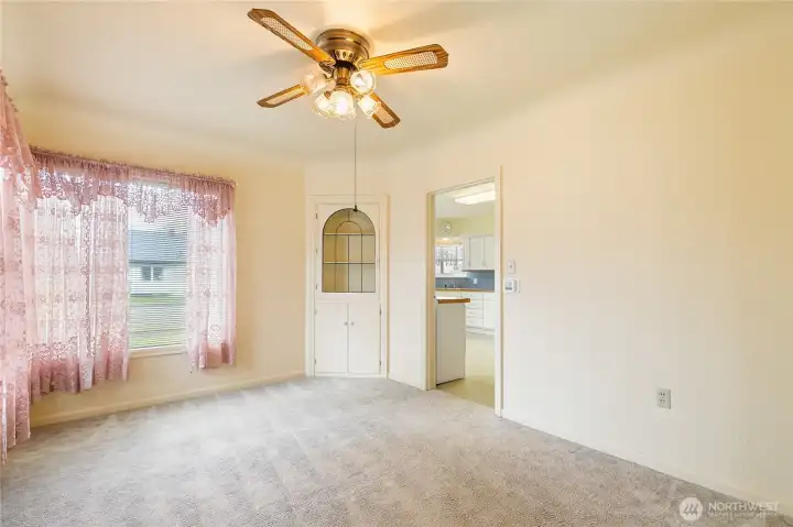 Here you can see the doorway to the country kitchen...