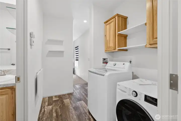 guest bedroom w/murphy bed
