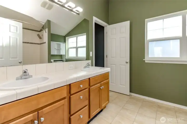 En suite bath, which is a jack and jill.