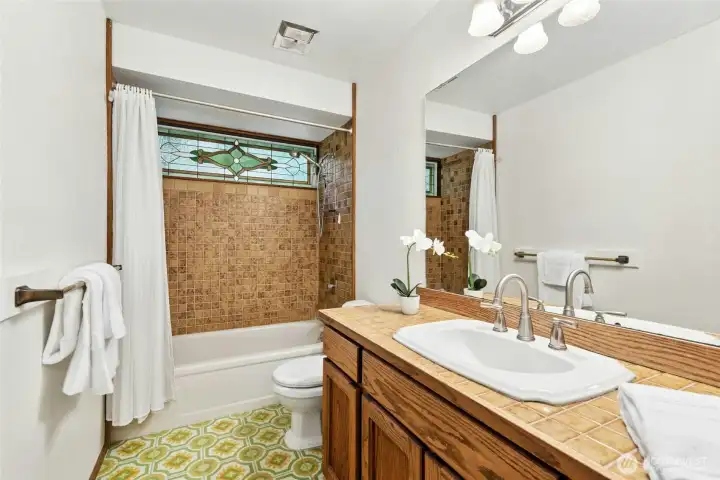 Full bath on the upper level. Full bath on the upper level.