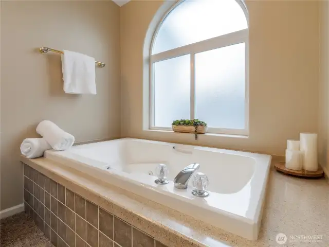 and jetted soaking tub.