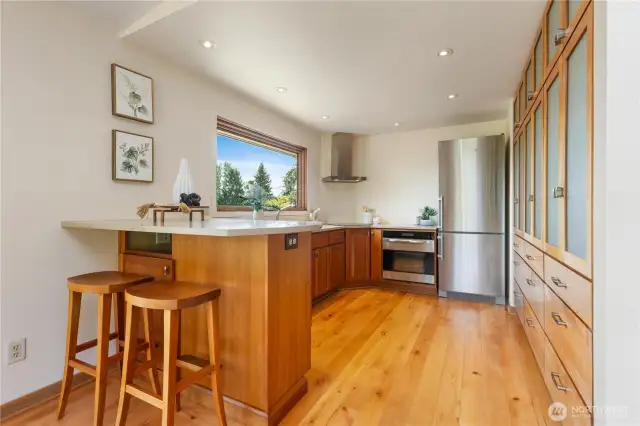 Kitchen with peninsula seating