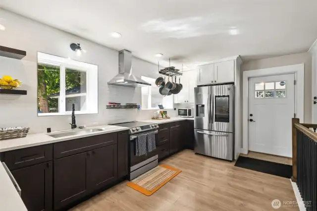 High-end stainless steel appliance all stay!