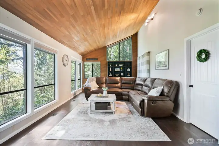 Formal Living Room w/Vaulted Ceiling
