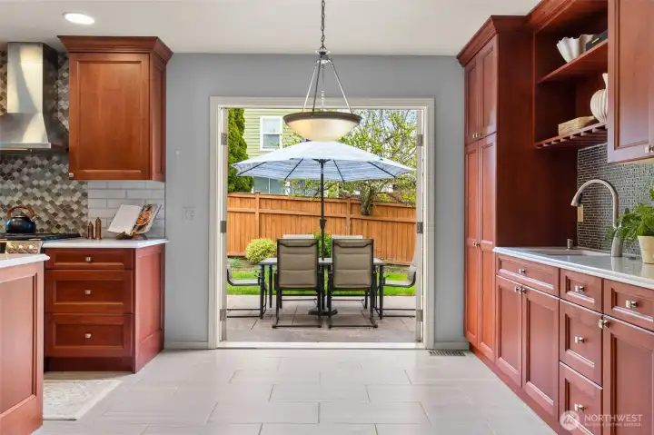 Eat-in kitchen with wetbar
