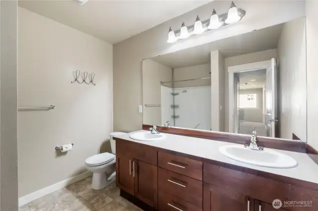Full guest bath upstairs