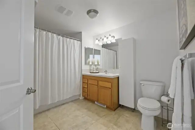 Primary en-suite bathroom